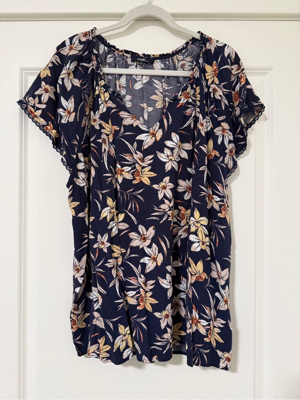 Angels Women’s 2X Navy Floral V-Neck Flutter Sleeve Blouse. Gently used.